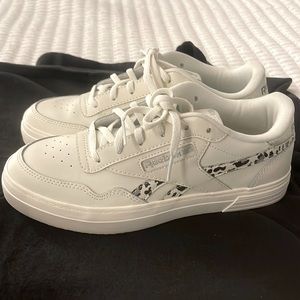 Rebok Womens club MEMT bold sneaker